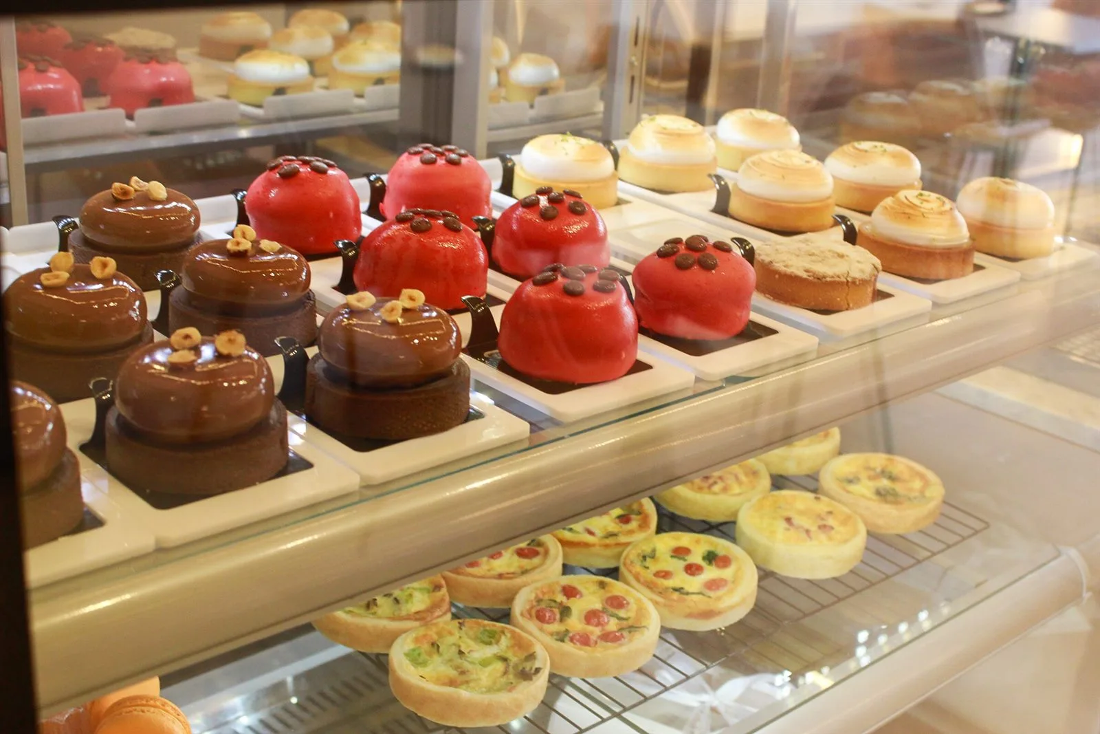 Entremets e doces de vitrine da confeitaria Fafa